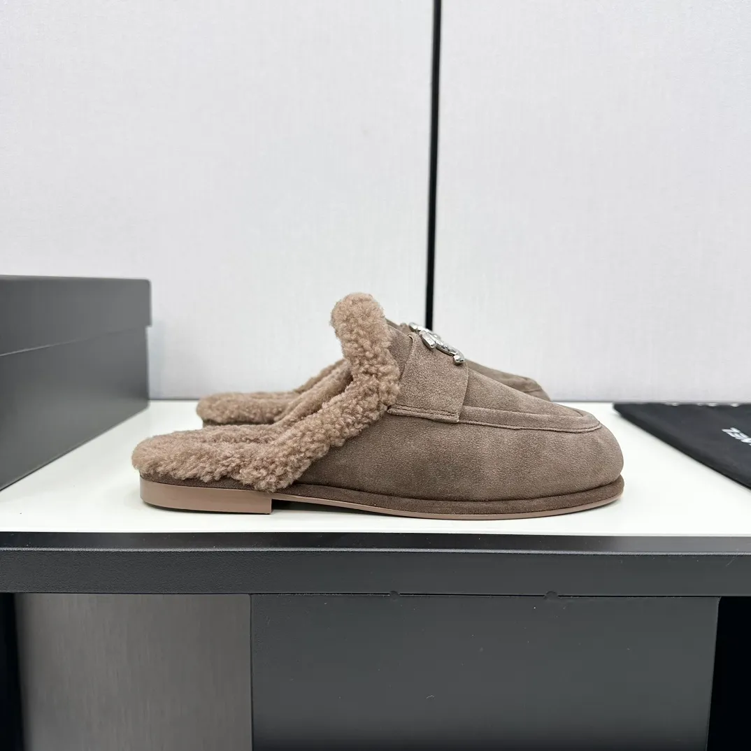 👟👟Ex-factory price 600👟👟Chanel 24K new furry loafers and Teddy furry shoes for autumn and winter. Very comfortable. Maillard brown is still very suitable for autumn and winter~ Suede upper, fur lining integrated, leather outsole Size: 35-39, other sizes are customized